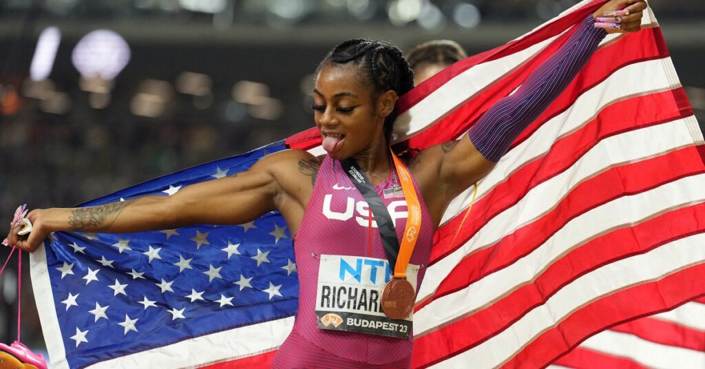 Le district scolaire de Dallas rend hommage à Sha’Carri Richardson en inscrivant son nom sur son parcours au lycée Le district scolaire de Dallas rend hommage à Sha'Carri Richardson en inscrivant son nom sur son parcours au lycée