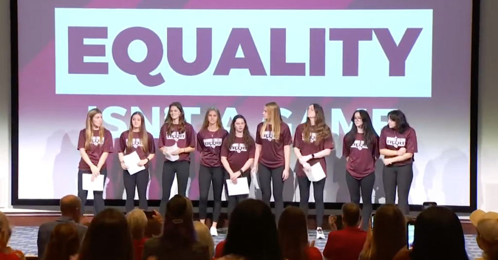 La Division III du Roanoke College occupe le devant de la scène dans la lutte contre les athlètes transgenres La Division III du Roanoke College occupe le devant de la scène dans la lutte contre les athlètes transgenres