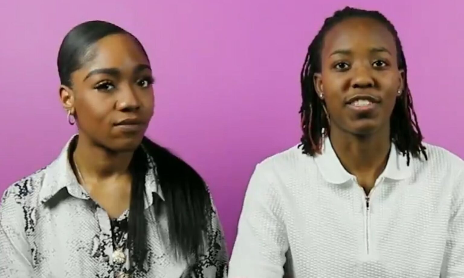 Un couple queer explique comment leur relation a conquis maman Same-sex couple Rochelle and Kay.