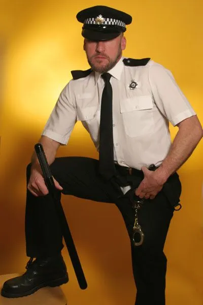 Paul Stag habillé en policier.