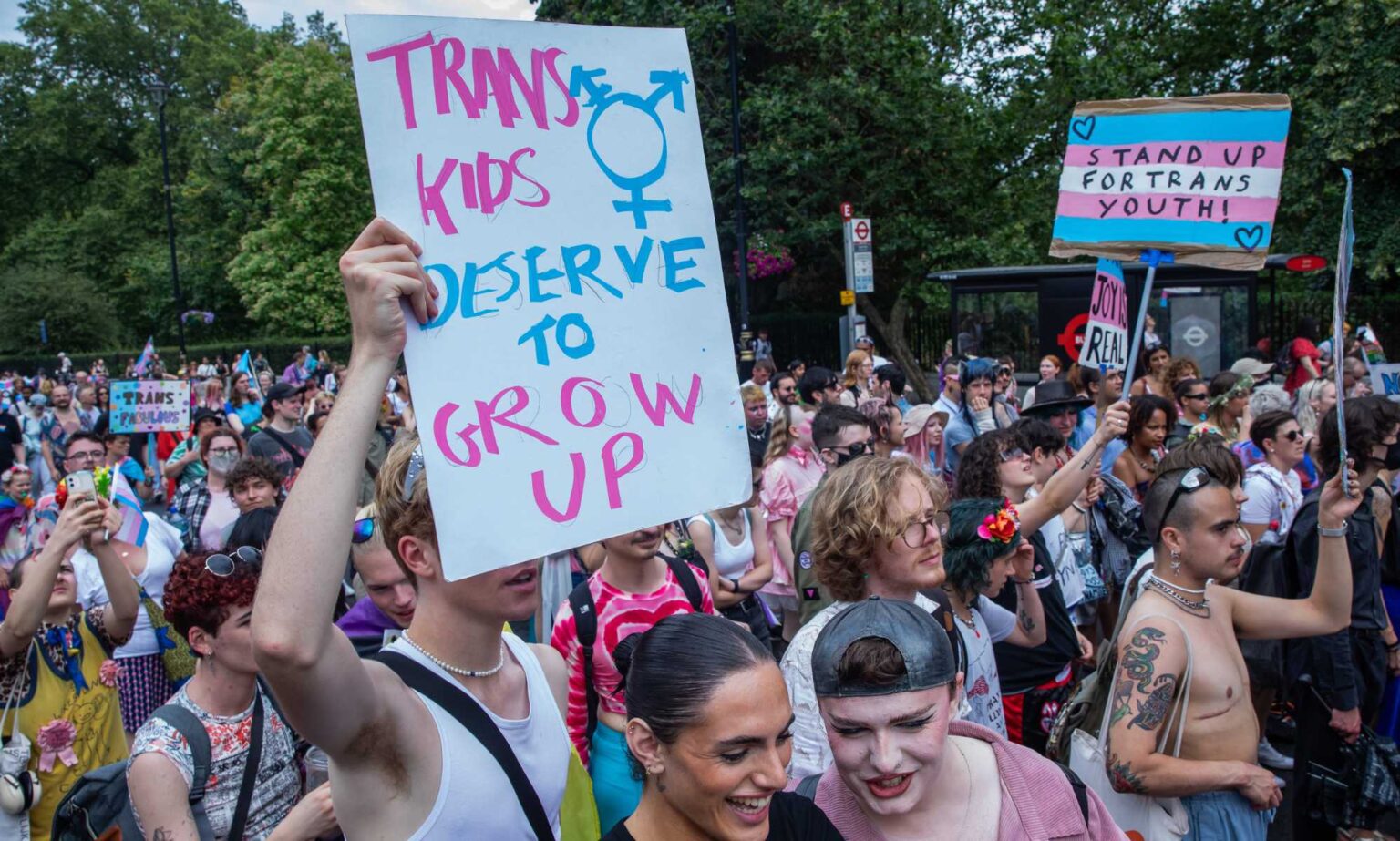 Le gouvernement autorisera les enfants à changer de nom et de pronom dans les écoles, suggèrent des fuites Le gouvernement autorisera les enfants à changer de nom et de pronom dans les écoles, suggèrent des fuites
