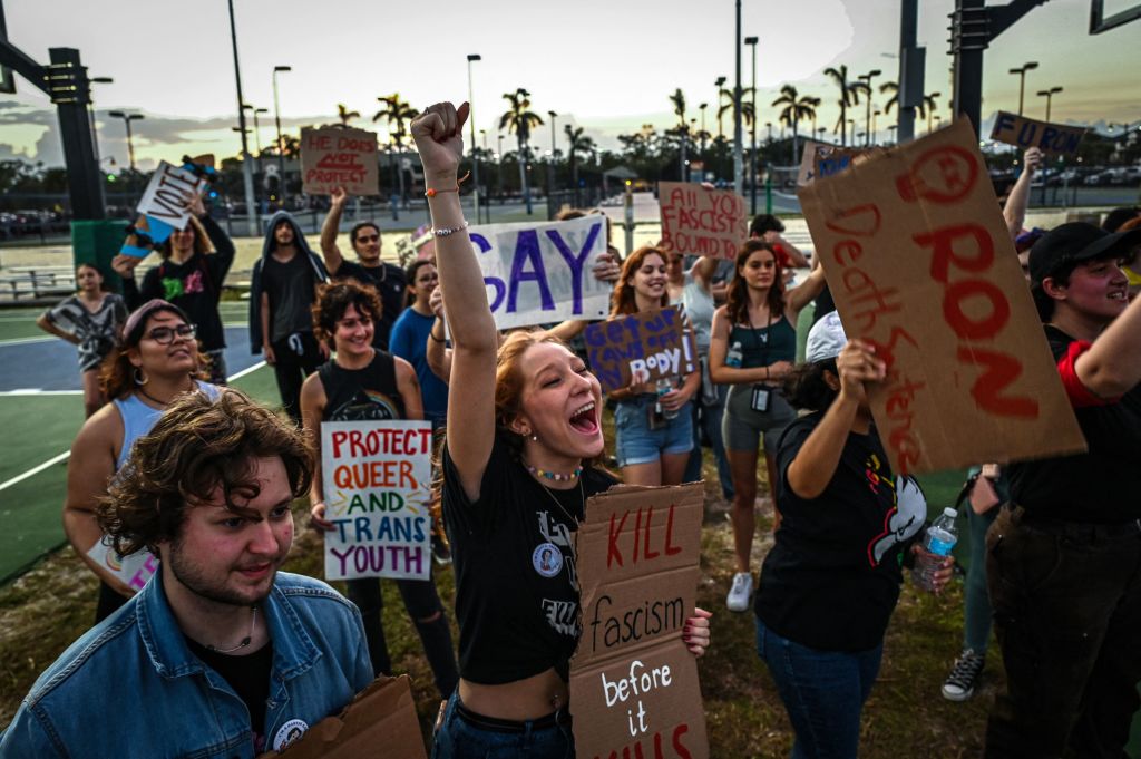 Les partisans des droits LGBTQ protestent contre le gouverneur de Floride, Ron Desantis, devant un "Ne marchez pas sur la Floride" événement de campagne de tournée.