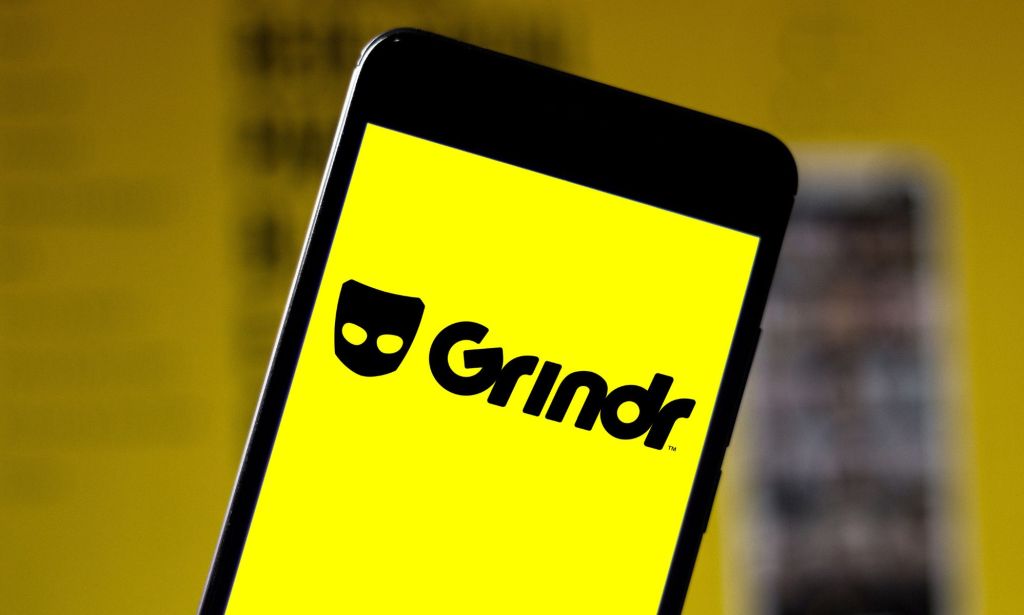 Un téléphone avec le logo de Grindr dessus.