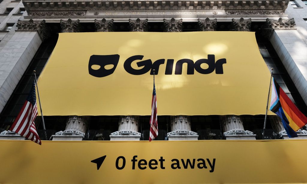 Le logo Grindr sur un panneau publicitaire à Wall Street.