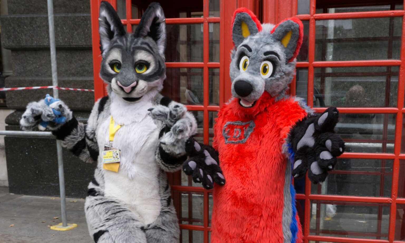 Des hackers gays à fourrure infiltrent un immense laboratoire nucléaire pour exiger des recherches sur les filles-chats Two people, who are part of the furry community, dress in colourful fursuits as they pose outside in London for a photograph