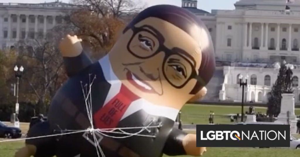 Ballon de 15 pieds du représentant George Santos exposé à l’extérieur du Capitole américain Ballon de 15 pieds du représentant George Santos exposé à l’extérieur du Capitole américain