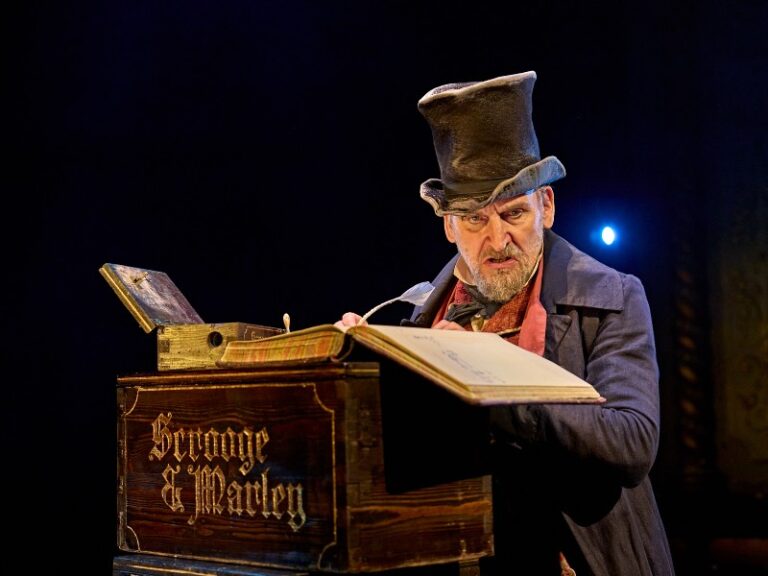 Christopher Eccleston joue le rôle de Scrooge dans la friandise festive A Christmas Carol – critique