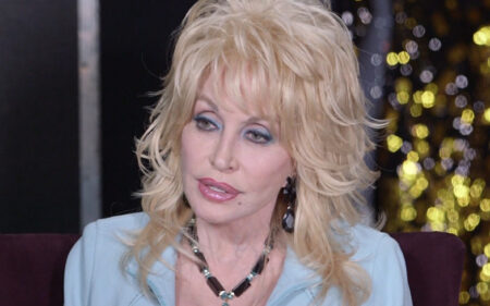 Dolly Parton dénonce la montée des projets de loi anti-LGBTQ+ : « Je veux que tout le monde soit bien traité »