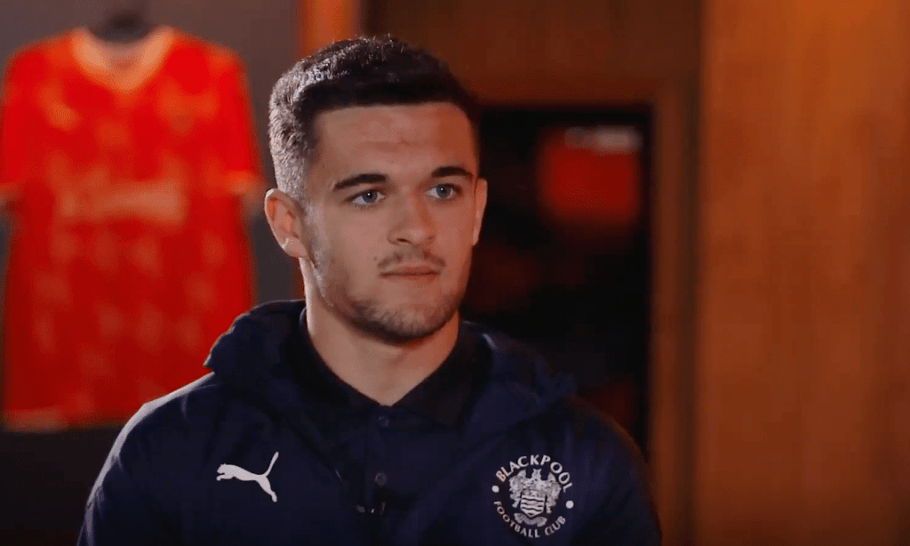 Le footballeur de Blackpool Jack Daniels assis dans un vestiaire