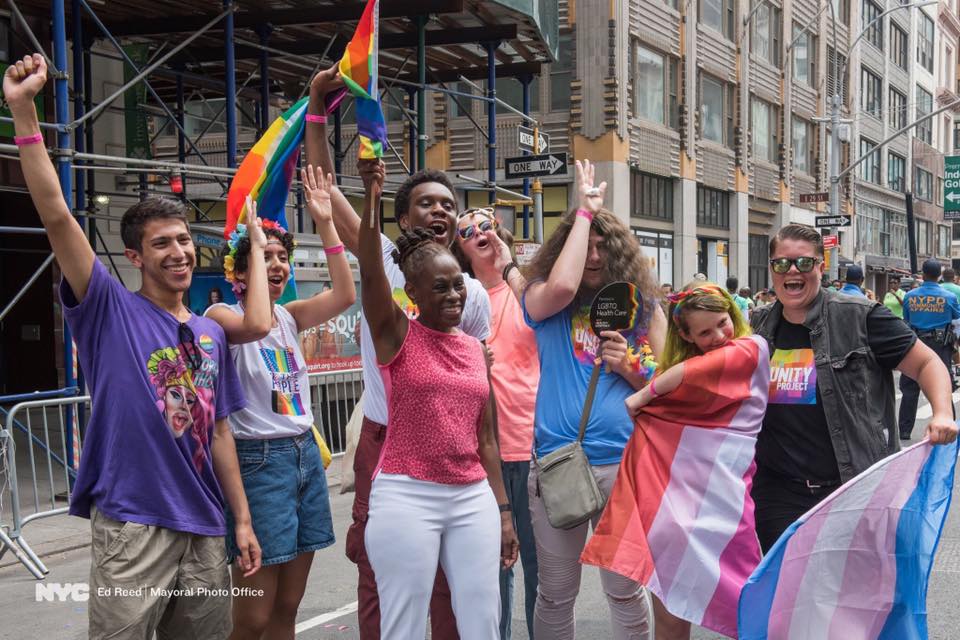 Il s'agit d'une image d'un groupe de personnes lors d'un défilé de la fierté à New York.