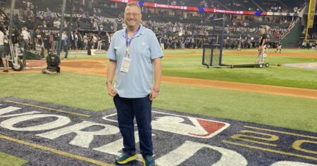 L'écrivain des Rangers, Alex Plinck, trouve l'endroit idéal pour regarder le match décisif des World Series : un bar gay de Dallas