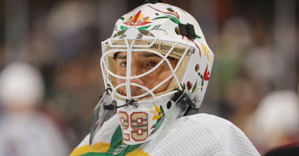 Marc-André Fleury défie l’interdiction des uniformes de défense de la LNH avec un masque Native American Heritage, embarrassant ainsi la LNH Marc-André Fleury défie l'interdiction des uniformes de défense de la LNH avec un masque Native American Heritage, embarrassant ainsi la LNH