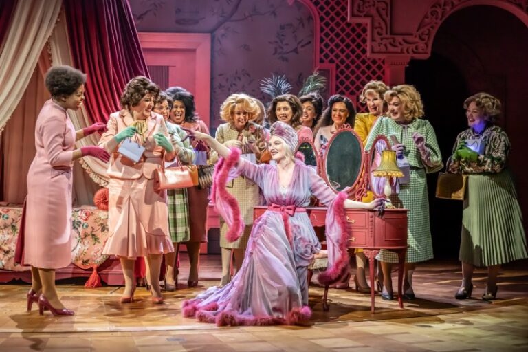 The Witches est une adaptation musicale fantastique et étonnamment drôle du classique de Roald Dahl – critique