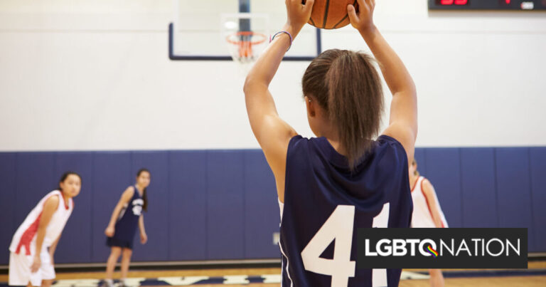Une école anti-trans poursuit l’État pour discrimination religieuse après avoir perdu un match de basket