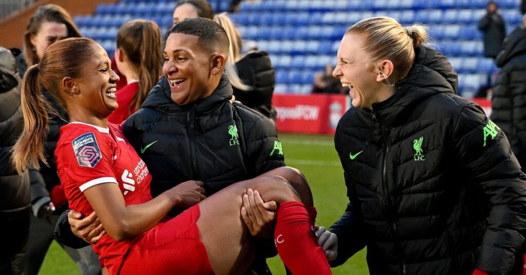 La star du football gay Shanice van de Sanden marque la naissance de son bébé avec une célébration classique du but La star du football gay Shanice van de Sanden marque la naissance de son bébé avec une célébration classique du but