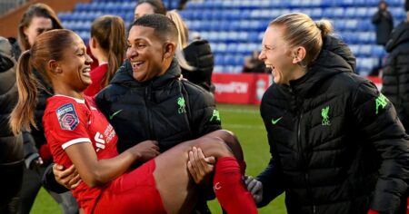 La star du football gay Shanice van de Sanden marque la naissance de son bébé avec une célébration classique du but