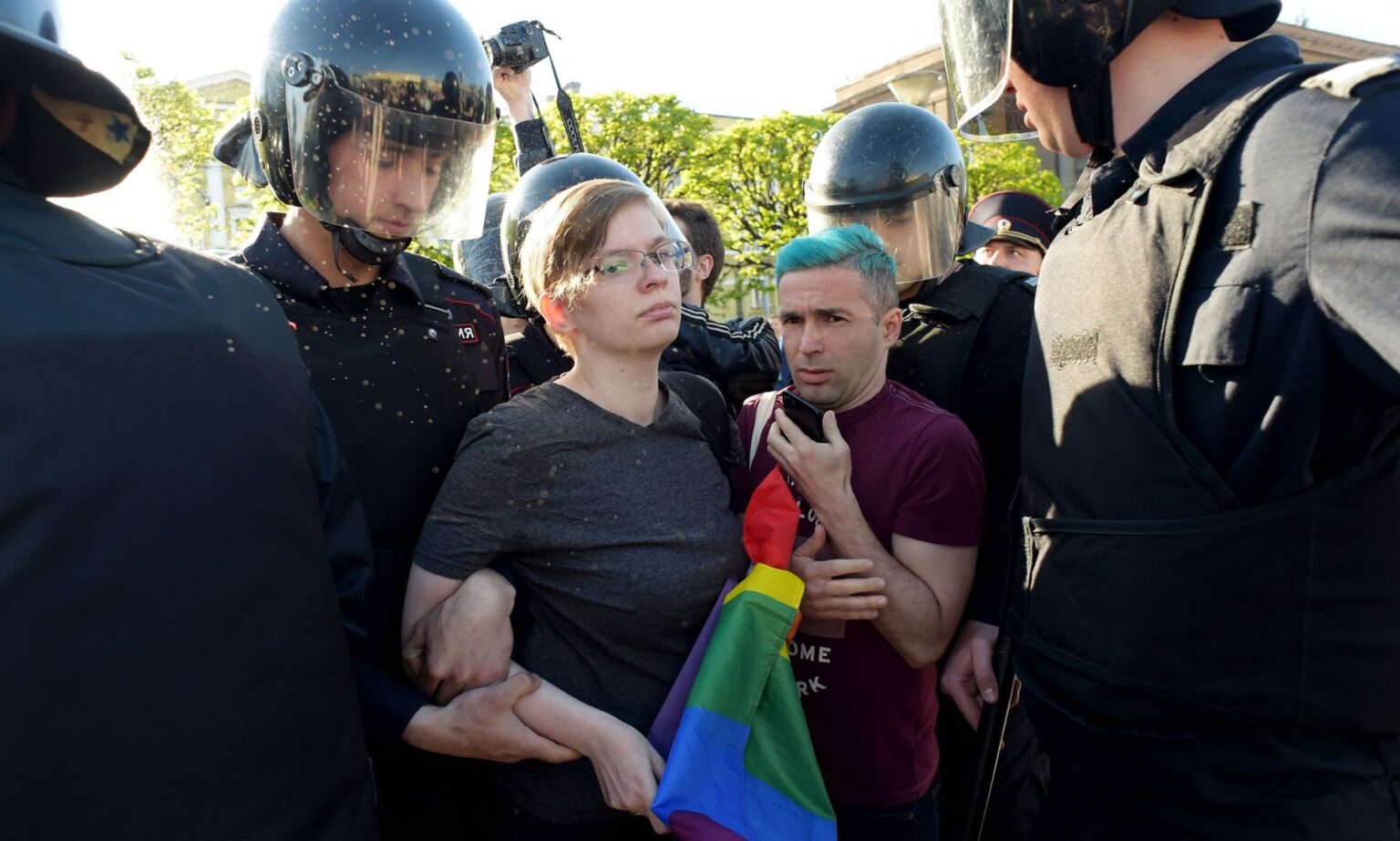 La police russe fait une descente dans les bars gays après qu’une décision de la Cour suprême qualifie le mouvement LGBTQ+ d’« extrémiste » Russian riot police detain LGBTQ+ rights activists during a St Petersburg march in May 2019.