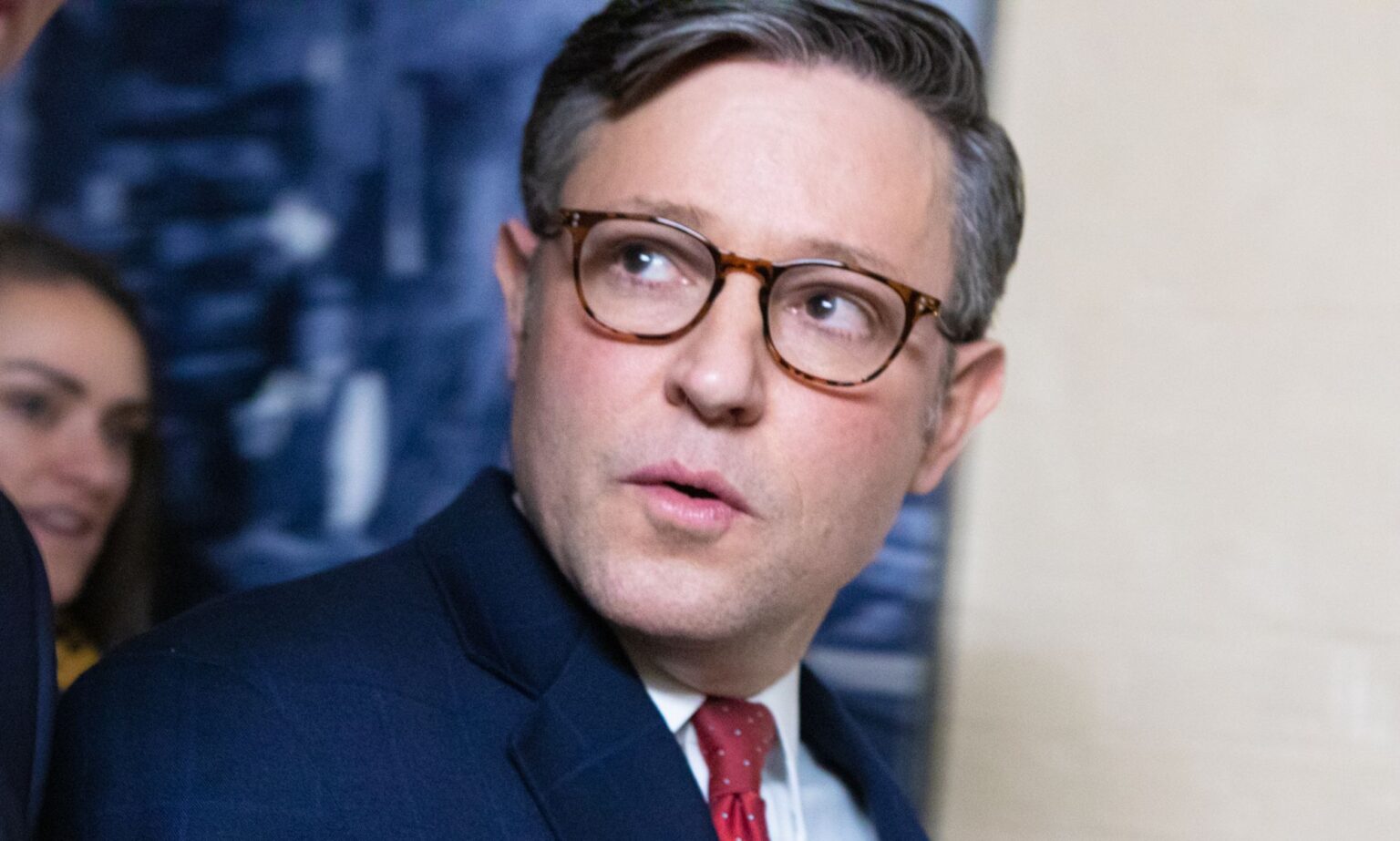 Le président de la Chambre, Mike Johnson, a écrit l’avant-propos d’un livre sur le complot homophobe Mike Johnson, pictured walking through a government building.