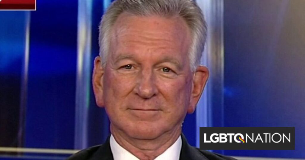 Le sénateur anti-gay Tommy Tuberville met enfin fin au blocus des promotions militaires « réveillées » Le sénateur anti-gay Tommy Tuberville met enfin fin au blocus des promotions militaires « réveillées »