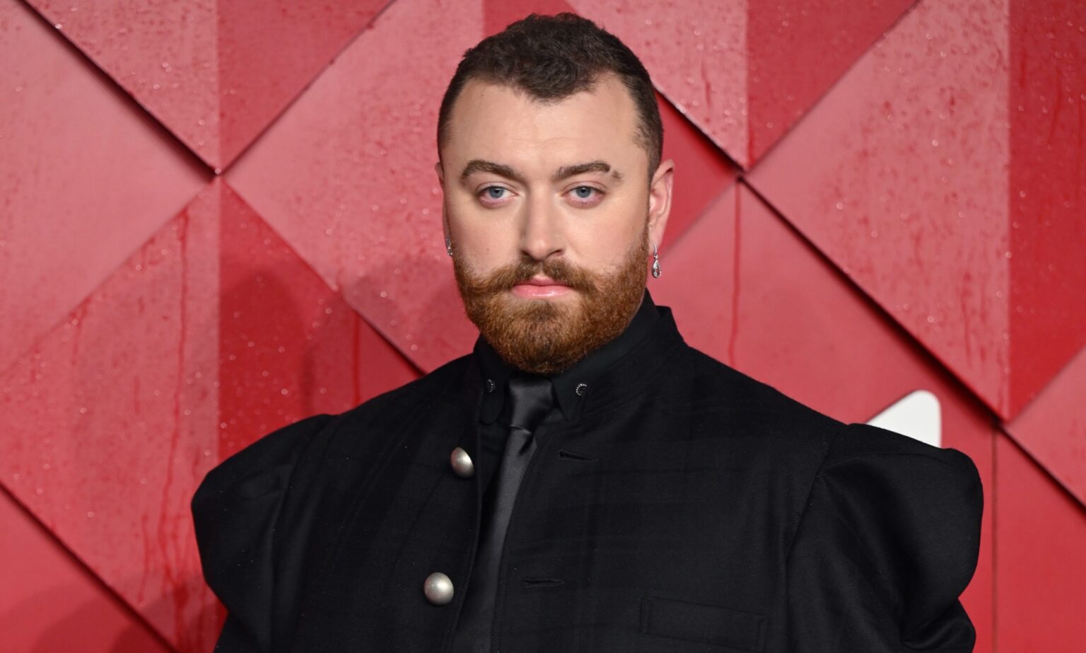 Les fans de Sam Smith adorent les jupes et les talons aux British Fashion Awards Sam Smith caused a stir with their British Fashion Awards look.