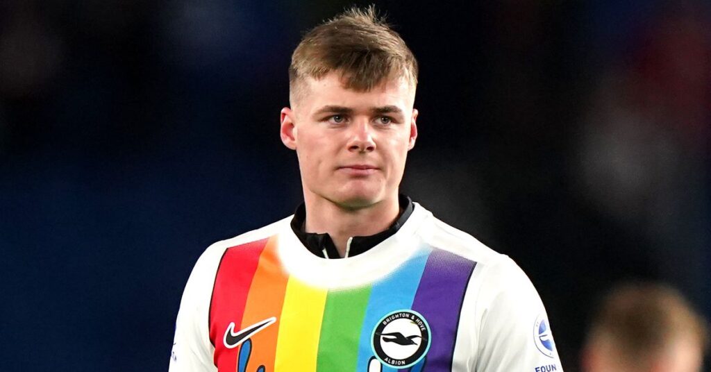 Fatboy Slim sélectionne le maillot d’écolière « Rainbow Drips » pour le club de Premier League Fatboy Slim sélectionne le maillot d'écolière « Rainbow Drips » pour le club de Premier League