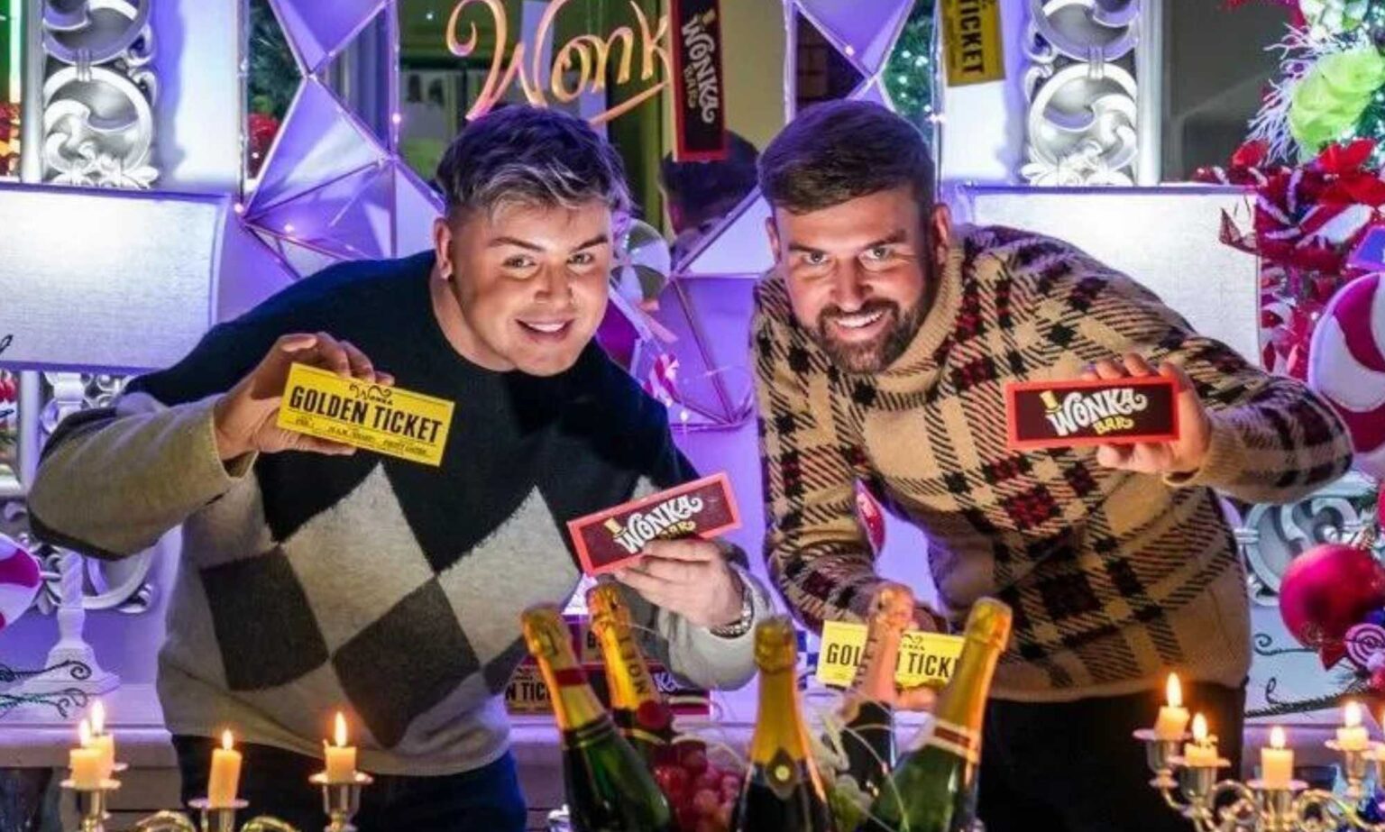 Un couple gay transforme sa maison en pays des merveilles festif de Wonka Married couple Michael and Paul Fenning have put on a festive Wonka display at their Doncaster home.