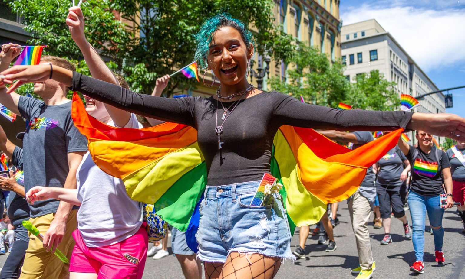 L’État le plus étrange des États-Unis a été révélé A person wears a rainbow coloured cape as they walk in an LGBTQ+ pride celebration in the US state of Oregon
