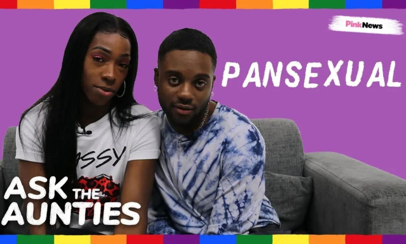 Demandez aux tantes : dois-je faire mon coming-out auprès de mes grands-parents homophobes ? This is an image of two Black men sitting on a couch with a purple background. In the bottom left white text reads "Ask the Aunties" and in the upper right white text reads "Pansexual"