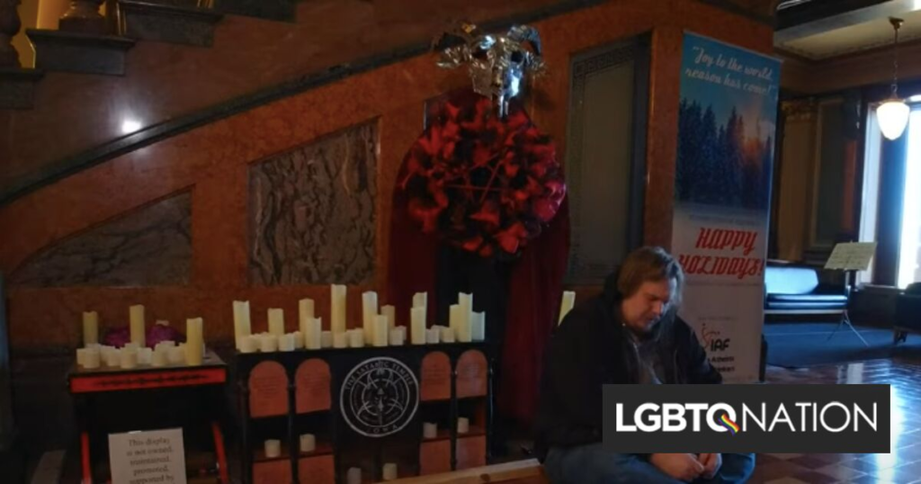 Ron DeSantis s’engage à aider l’homme qui a détruit l’exposition satanique des fêtes Ron DeSantis s'engage à aider l'homme qui a détruit l'exposition satanique des fêtes