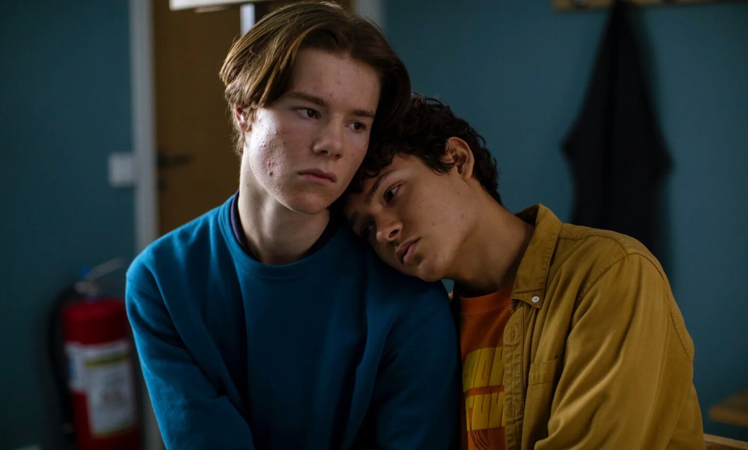 Young Royals : Netflix dévoile la bande-annonce et la date de sortie de la saison trois A screenshot of Edvin Ryding as Wilhelm and Omar Rudberg as Simon from Netflix show Young Royals. (Netflix)
