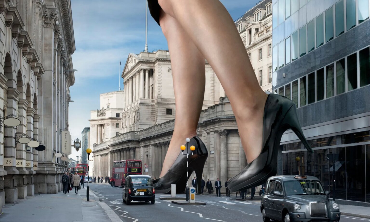 Le fétiche de l’année a été révélé – et c’est un grand fétiche Stock image of a huge woman's legs walking through a city to represent "giantess"
