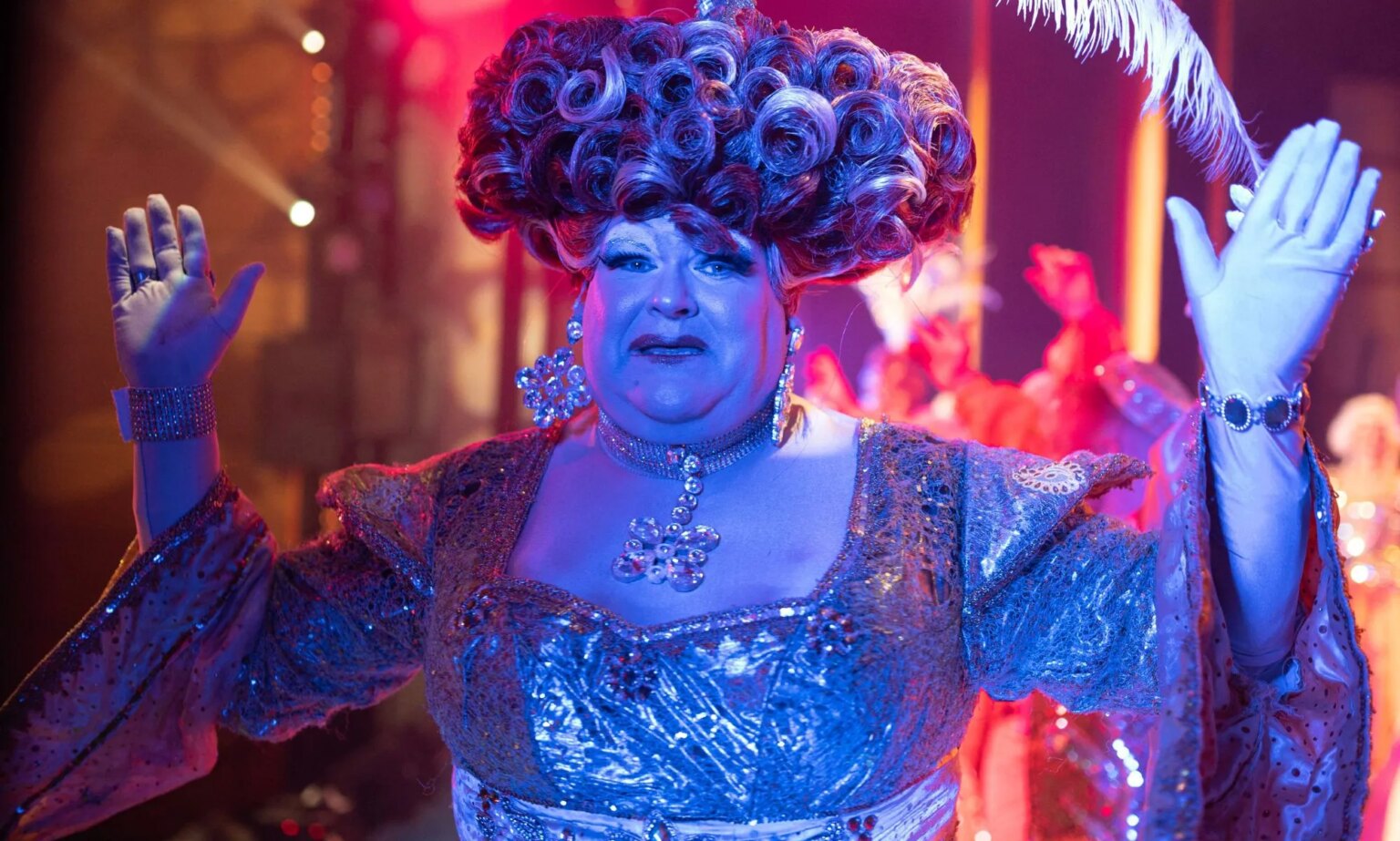 « Oh oui, ça l’est ! » : la pantomime devrait être officiellement reconnue comme une tradition culturelle britannique A drag performer in a Pantomime outfit.