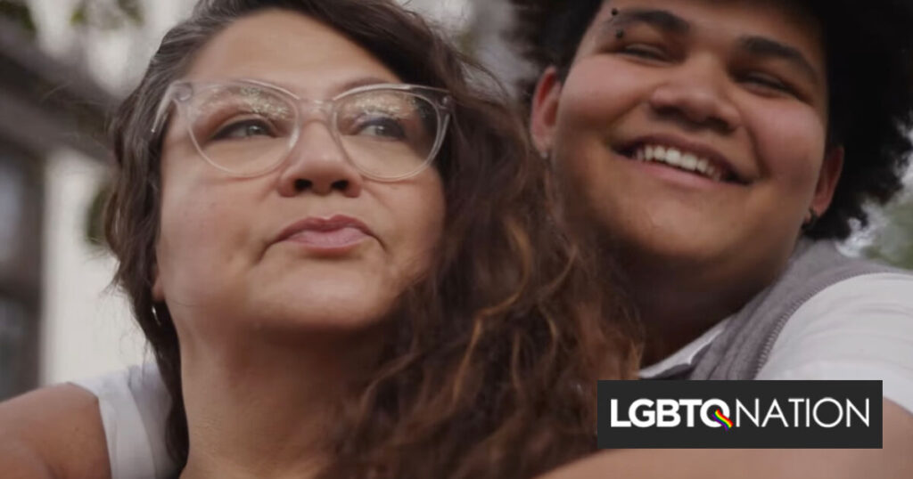 Les enfants trans remercient leurs parents pour leur amour inconditionnel dans cette campagne réconfortante Les enfants trans remercient leurs parents pour leur amour inconditionnel dans cette campagne réconfortante