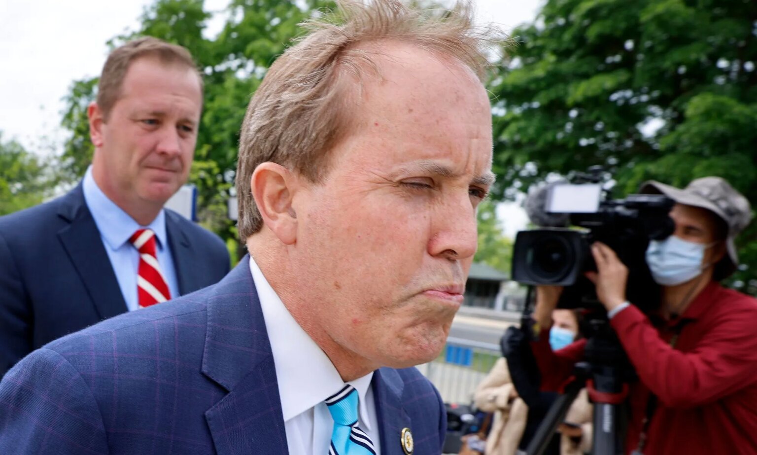 L’hôpital poursuit le procureur général du Texas, Ken Paxton, pour avoir demandé des documents provenant de l’extérieur de l’État sur des personnes trans Ken Paxton, pictured walking away from press.