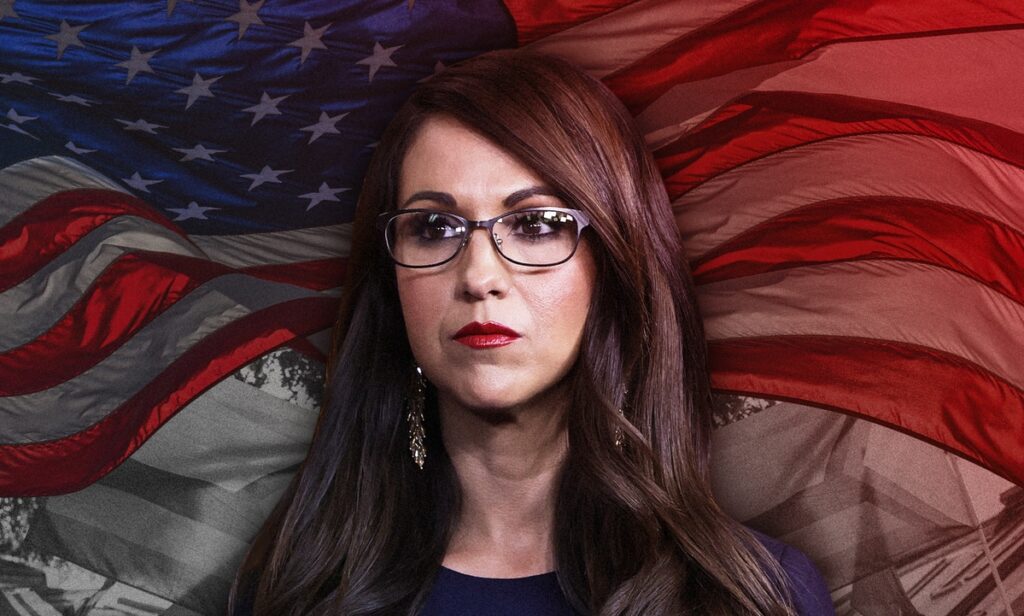 Lauren Boebert se présentera dans différentes circonscriptions pour augmenter ses chances de gagner en 2024 Lauren Boebert in front of a US flag