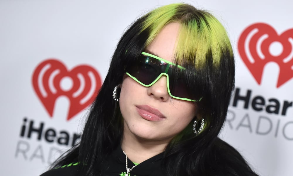 Billie Eilish applaudit au journaliste pour l’avoir « dévoilée » sur le tapis rouge Billie Eilish applaudit au journaliste pour l'avoir « dévoilée » sur le tapis rouge