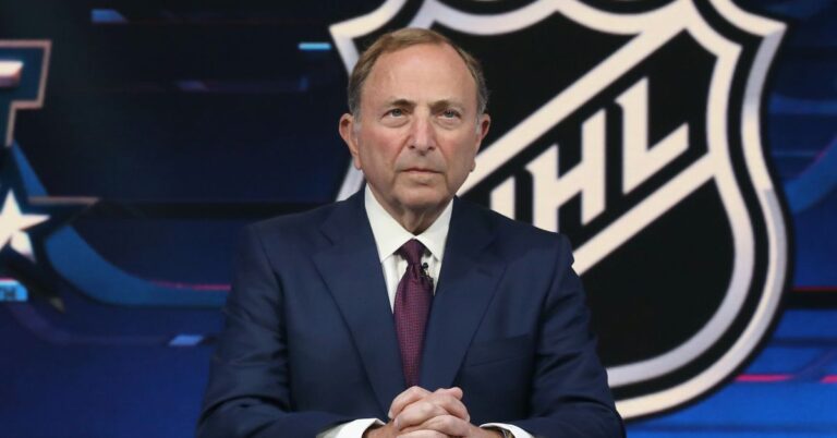 La LNH est désormais considérée (de loin) comme la ligue la plus anti-LGBTQ d'Amérique, grâce à Gary Bettman et à son équipe.