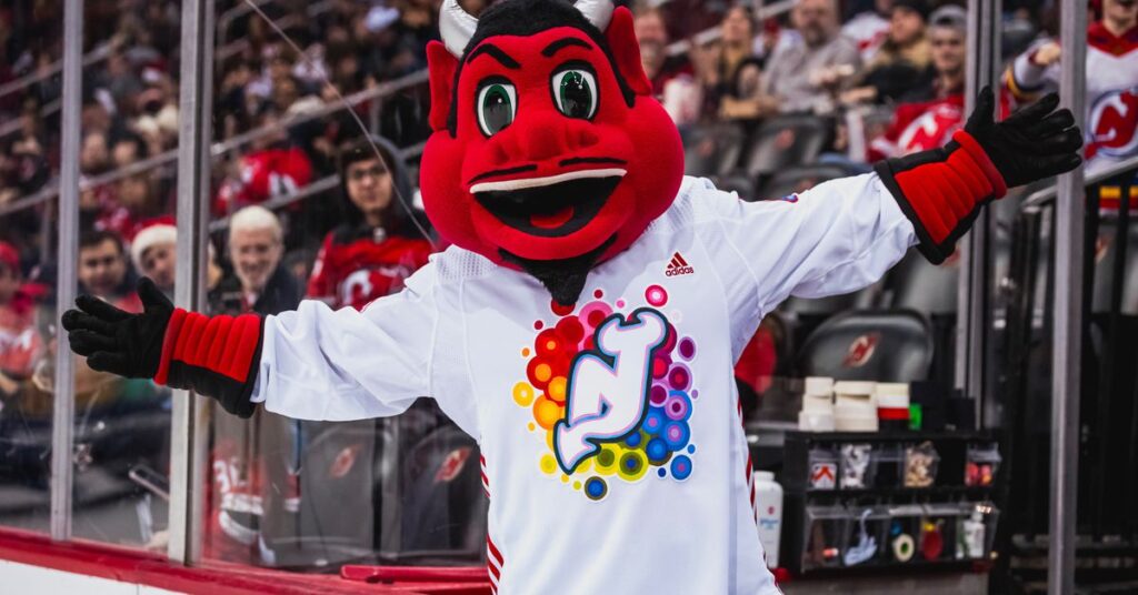 La mascotte des Devils portait le maillot Pride sur la glace, les joueurs ont utilisé Pride Tape, lors de la NHL Pride Night La mascotte des Devils portait le maillot Pride sur la glace, les joueurs ont utilisé Pride Tape, lors de la NHL Pride Night