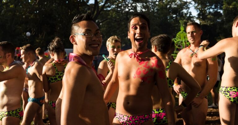 Les organisateurs du Mardi Gras de Sydney votent pour supprimer les « inspections de décence » de la police Les organisateurs du Mardi Gras de Sydney votent pour supprimer les « inspections de décence » de la police