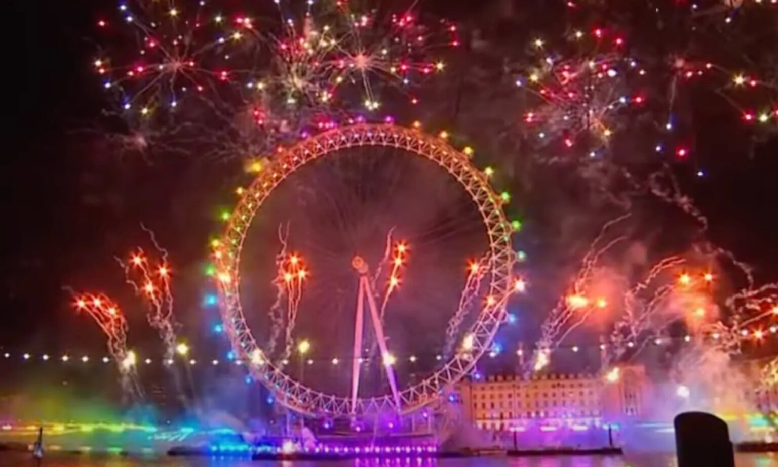 Les téléspectateurs saluent le feu d’artifice du Nouvel An à Londres marquant les 10 ans de l’égalité du mariage homosexuel London celebrates 10 years since same-sex marriage quality during New Year