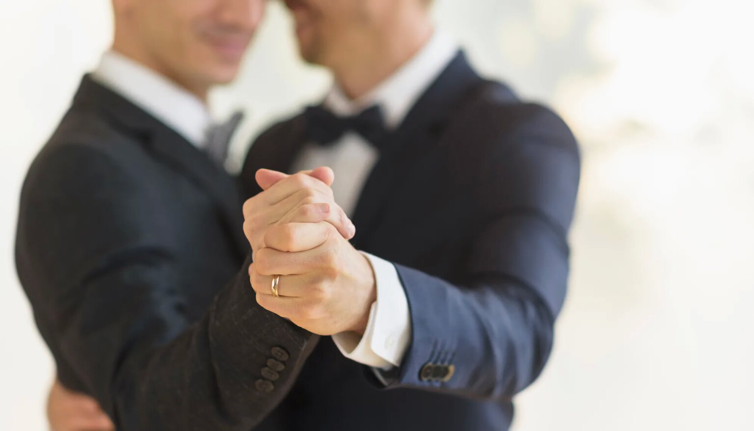 Le mariage homosexuel est désormais officiellement légal en Estonie Two grooms clasping hands with a wedding ring visible