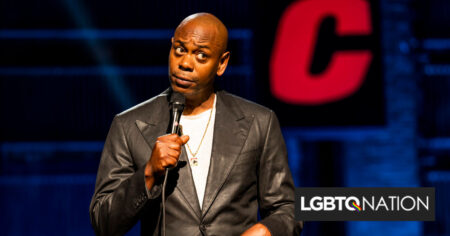 Dave Chappelle crache une vicieuse propagande anti-trans dans un nouveau spécial Netflix