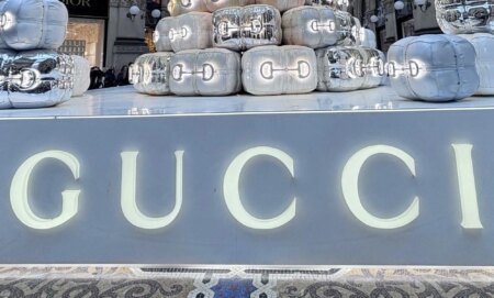 La campagne Gucci regorge de baisers queer – et les homophobes démodés font rage