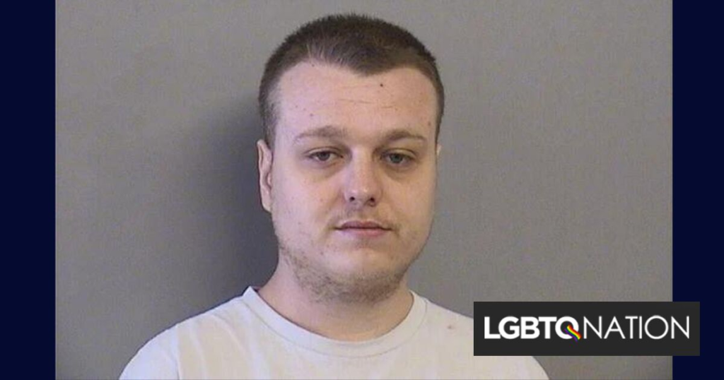 Un homophobe a lancé une bombe incendiaire contre une boutique de beignets conviviale. Il s’en va pendant des années. Un homophobe a lancé une bombe incendiaire contre une boutique de beignets conviviale. Il s'en va pendant des années.