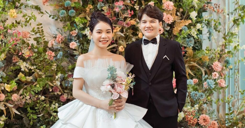 La star du football vietnamien et sa petite amie célèbrent leur mariage en premier dans le sport LGBTQ La star du football vietnamien et sa petite amie célèbrent leur mariage en premier dans le sport LGBTQ