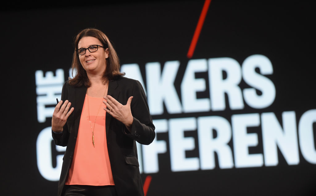 Leanna Pittsford prend la parole sur scène lors de la Maker Conference.