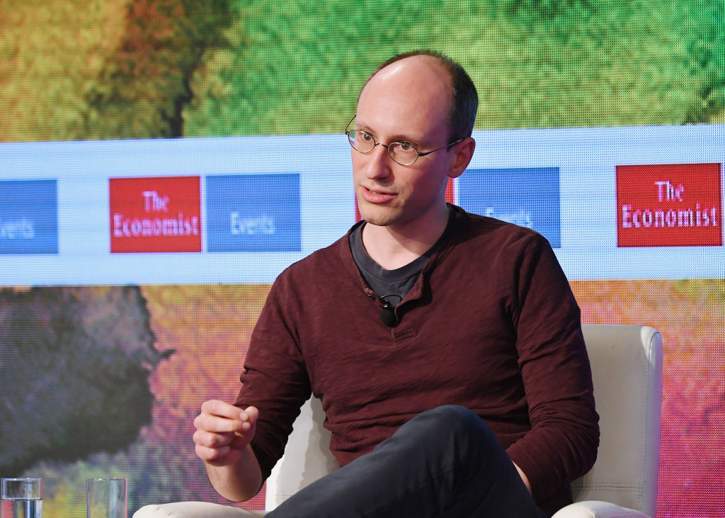 Peter Arvai est assis alors qu'il s'exprime devant un panel.