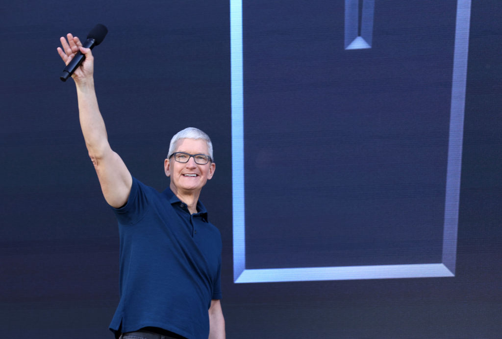 Tim Cook d'Apple Inc sourit et salue la foule tout en parlant sur scène.