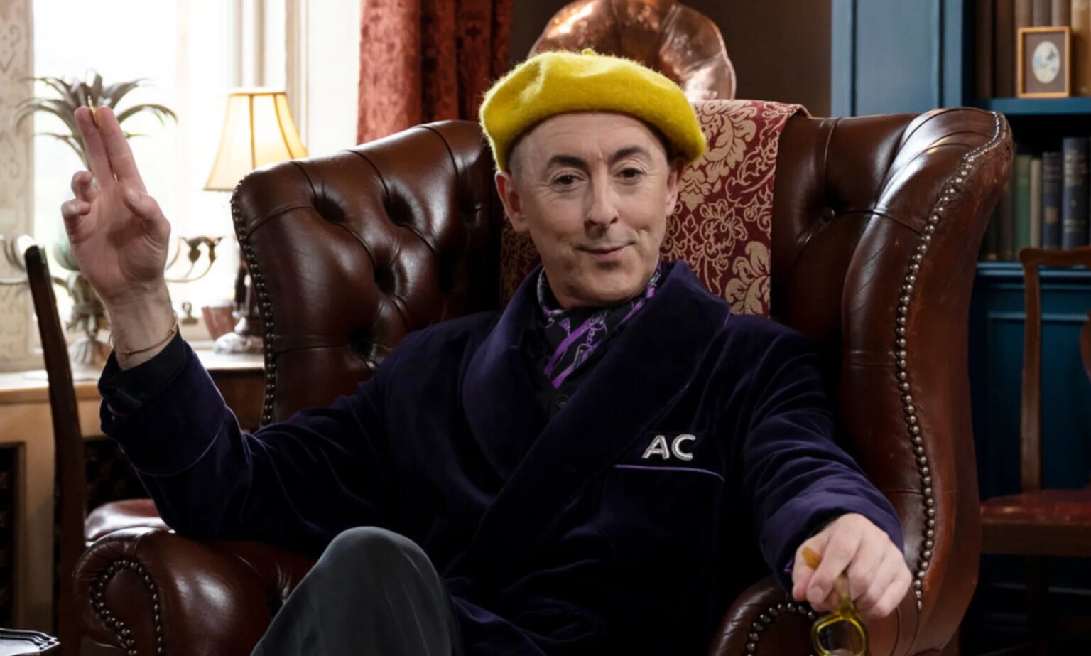 L’acteur queer Alan Cumming revient pour animer la deuxième saison de The Traitors US Alan Cumming hosts The Traitors US.