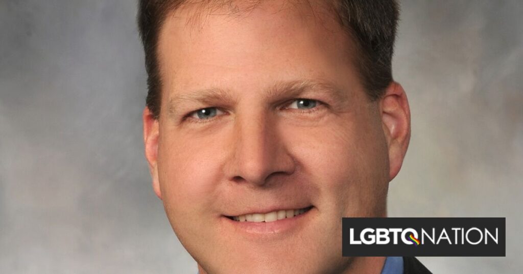Qui est Chris Sununu? Quelle est sa position sur les droits LGBTQ+ ? Qui est Chris Sununu? Quelle est sa position sur les droits LGBTQ+ ?